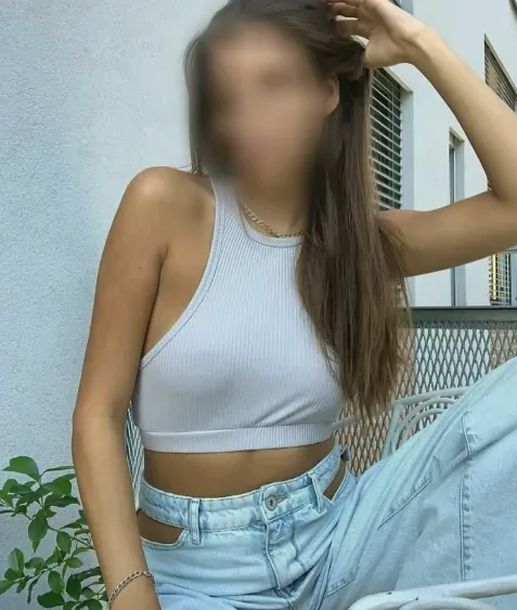 Julie, 32