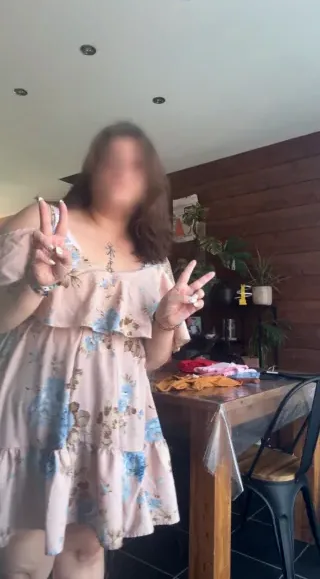 Sandra, 23